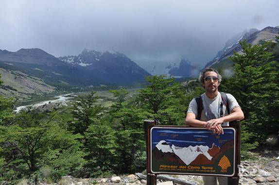 No caminho para a Laguna Torre, as montanhas estão encobertas pelas nuvens no Parque Nacional Los Glaciares, perto de El Chaltén, na Argentina